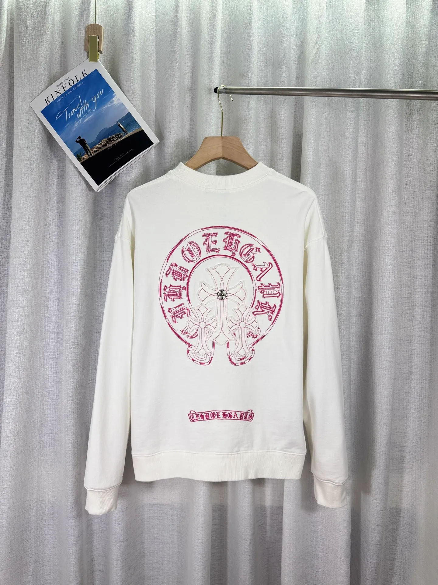 P270 top version, real shot without P, ​​different from market currency) 𝗖𝗵𝗿𝗼𝗺𝗲 𝗛𝗲𝗮𝗿𝘁𝘀/Cro Heart 2025 washed patch embroidery autumn and winter new original single counter American laser burnt 3D three-dimensional color embroidered couple casual sweatshirt 👑The highest version! Customized fabric 420g tripe terry fabric! American acid-washed and distressed original fabric laser burnt ✟appliqué embroidery and exquisite embroidery of letters! The best-selling model in the counter, very comfortable to wear. Accessories: original molded and authenticated collar label➕100% silk wash label. Genuine purchase-grade original hangtag➕matching hanging rope➕3D hanging beads➕original packaging bag. Craftsmanship: The original version has consistent wiring! The highest version of the armhole matching technique! Color: White Black Size: S M L XL Style Number: 25-307